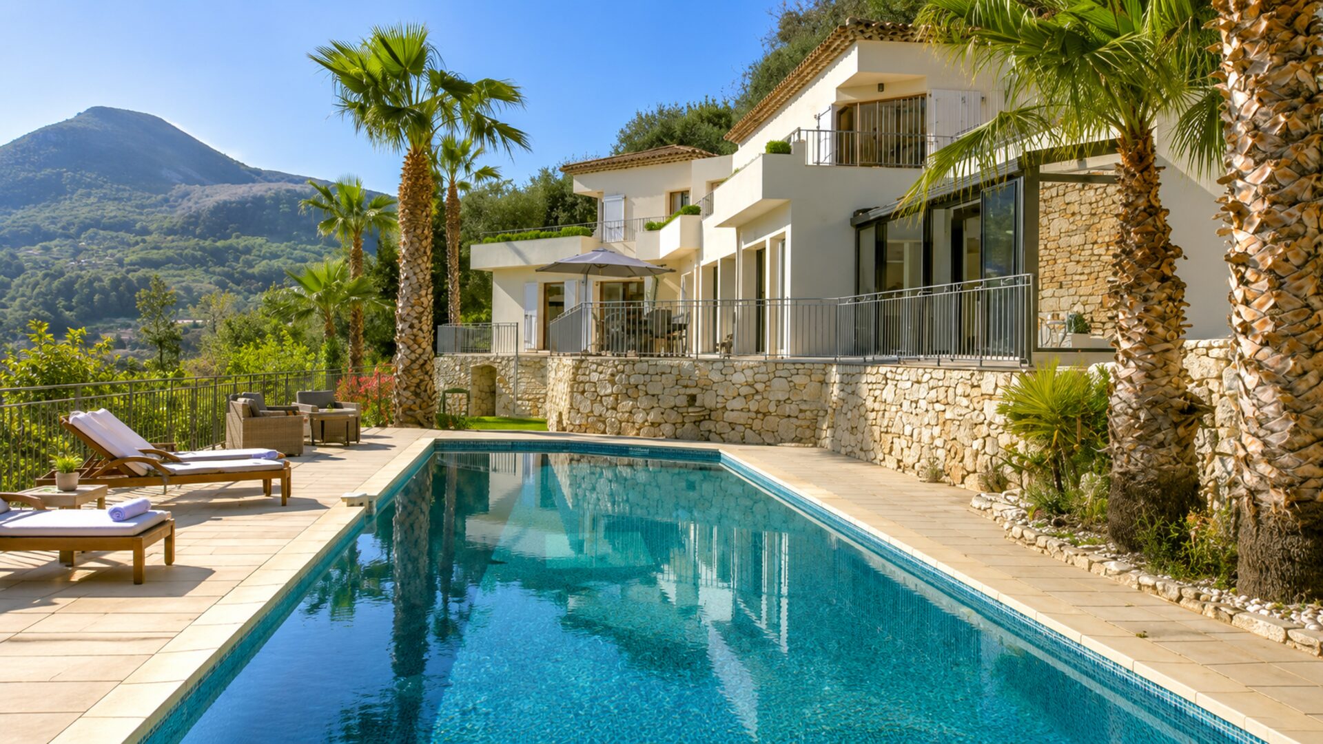Villa de luxe avec piscine sur la Côte d'Azur gérée par Hostezia